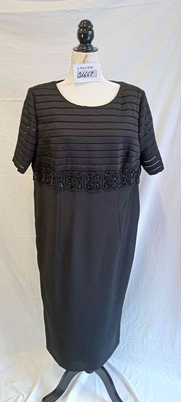 Vestit negre amb pedreria