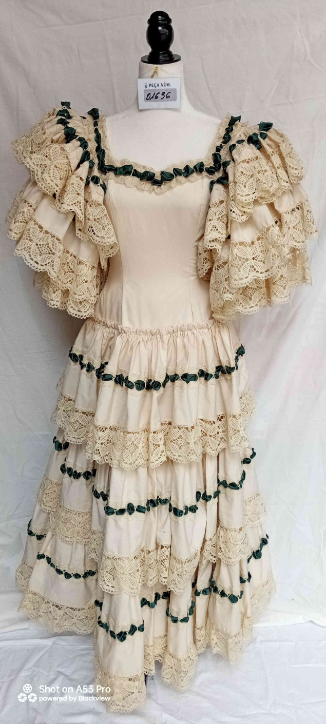 vestit colonial amb puntes blanc